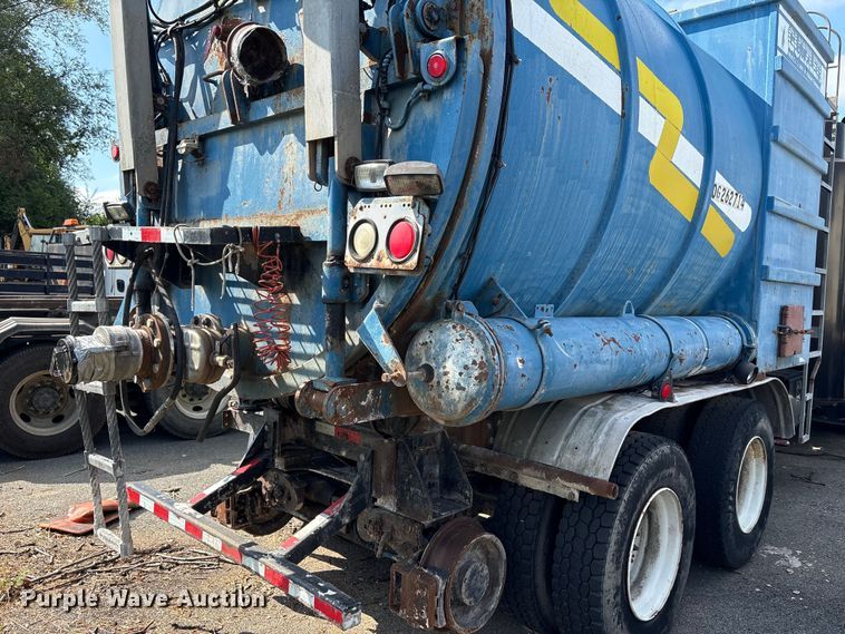 image for item ET8660 2000 International 2674 vacuum truck