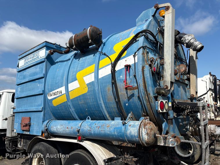 image for item ET8660 2000 International 2674 vacuum truck