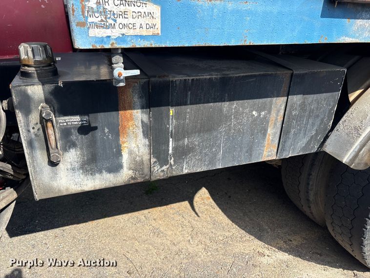 image for item ET8660 2000 International 2674 vacuum truck