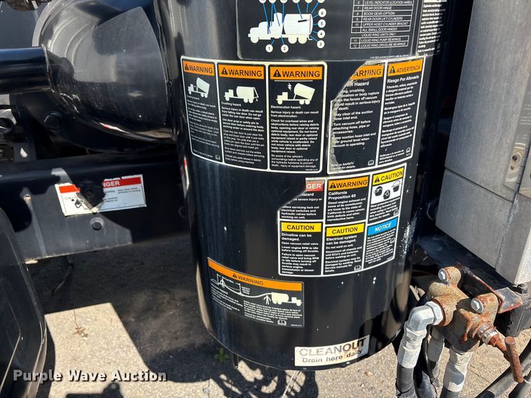 image for item ET8660 2000 International 2674 vacuum truck