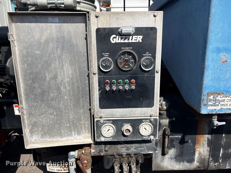 image for item ET8660 2000 International 2674 vacuum truck