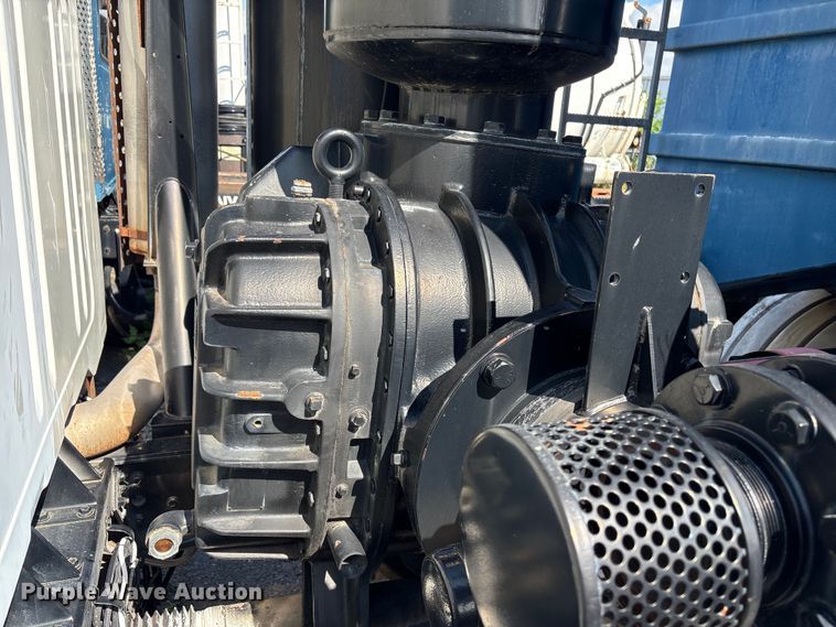 image for item ET8660 2000 International 2674 vacuum truck
