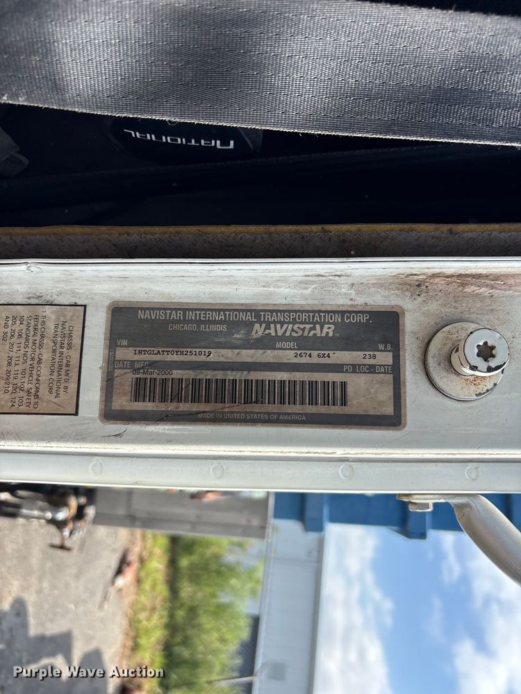 image for item ET8660 2000 International 2674 vacuum truck