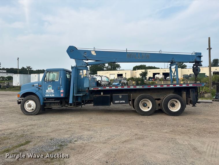 image for item ET8666 1997 International F-4900 crane truck