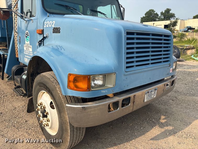 image for item ET8666 1997 International F-4900 crane truck
