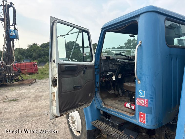 image for item ET8666 1997 International F-4900 crane truck
