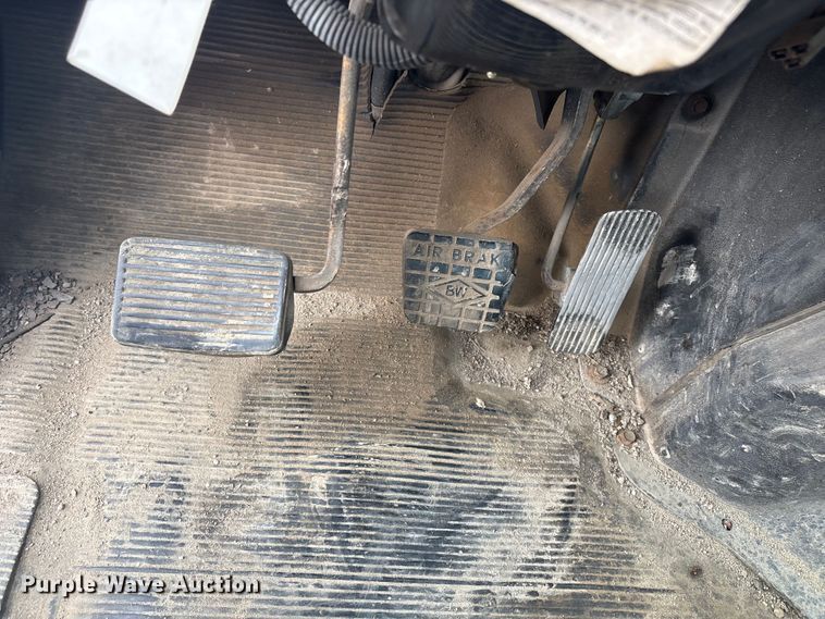 image for item ET8666 1997 International F-4900 crane truck