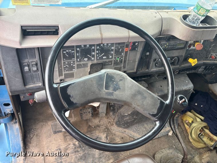 image for item ET8666 1997 International F-4900 crane truck
