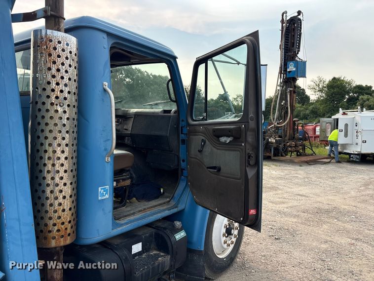 image for item ET8666 1997 International F-4900 crane truck