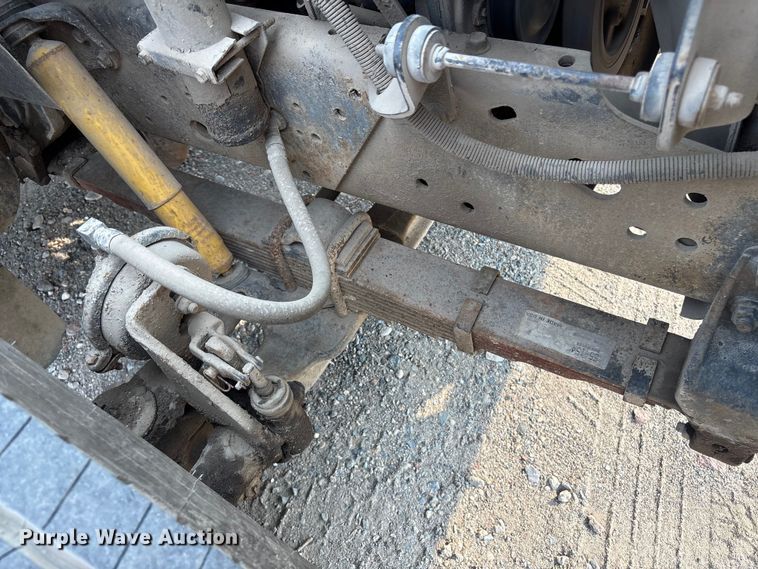 image for item ET8666 1997 International F-4900 crane truck