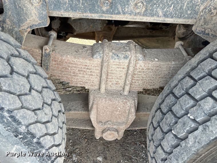 image for item ET8666 1997 International F-4900 crane truck