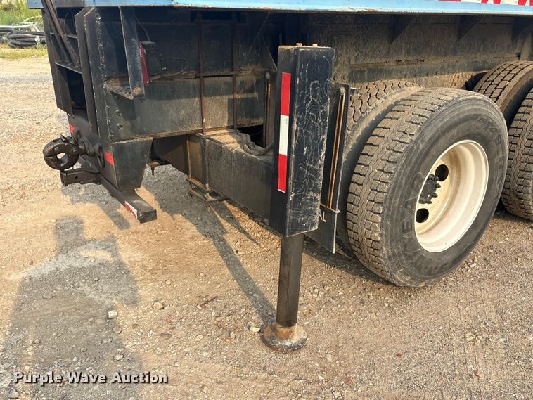image for item ET8666 1997 International F-4900 crane truck