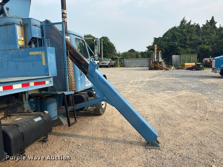 image for item ET8666 1997 International F-4900 crane truck