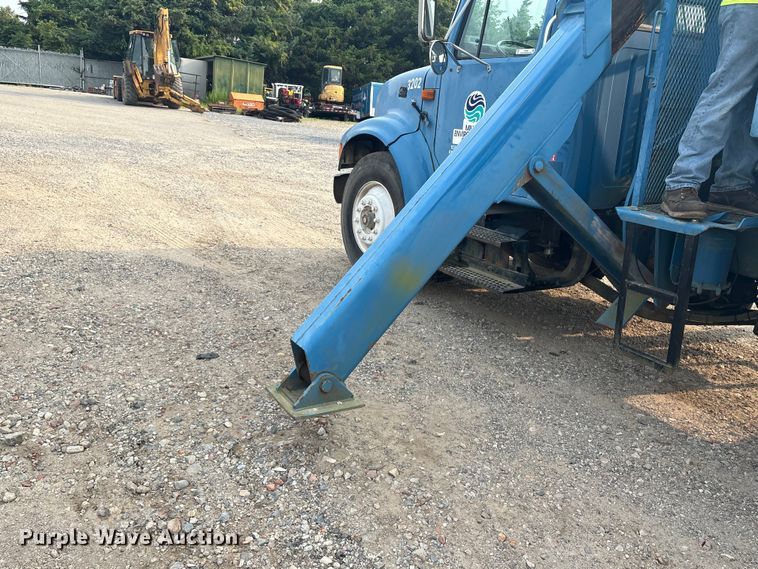image for item ET8666 1997 International F-4900 crane truck