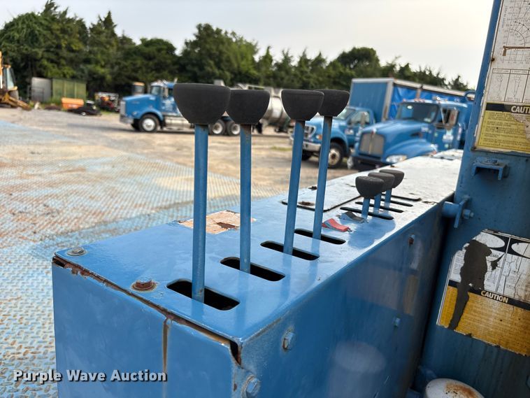 image for item ET8666 1997 International F-4900 crane truck