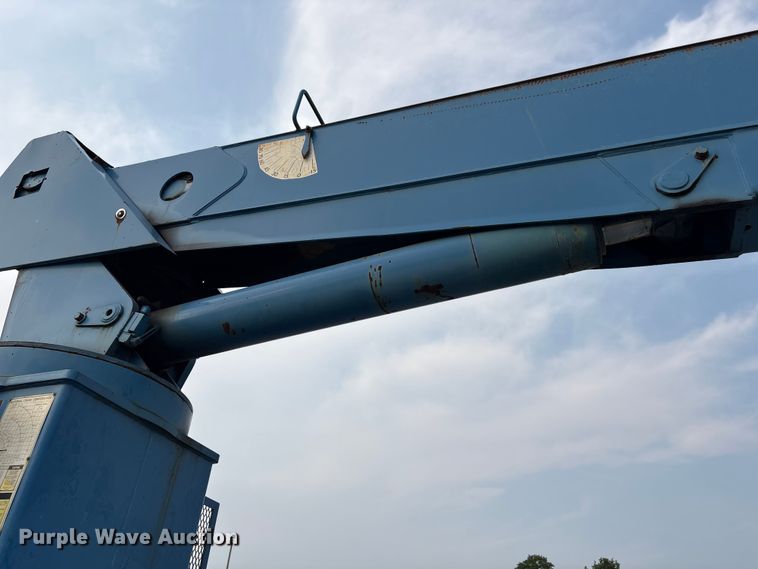 image for item ET8666 1997 International F-4900 crane truck