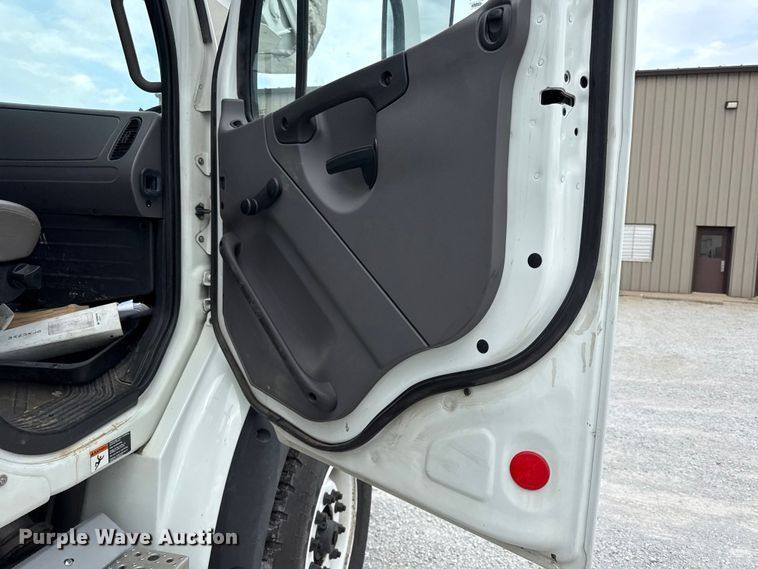 image for item EV6052 2014 Freightliner Business Class M2 bucket truck