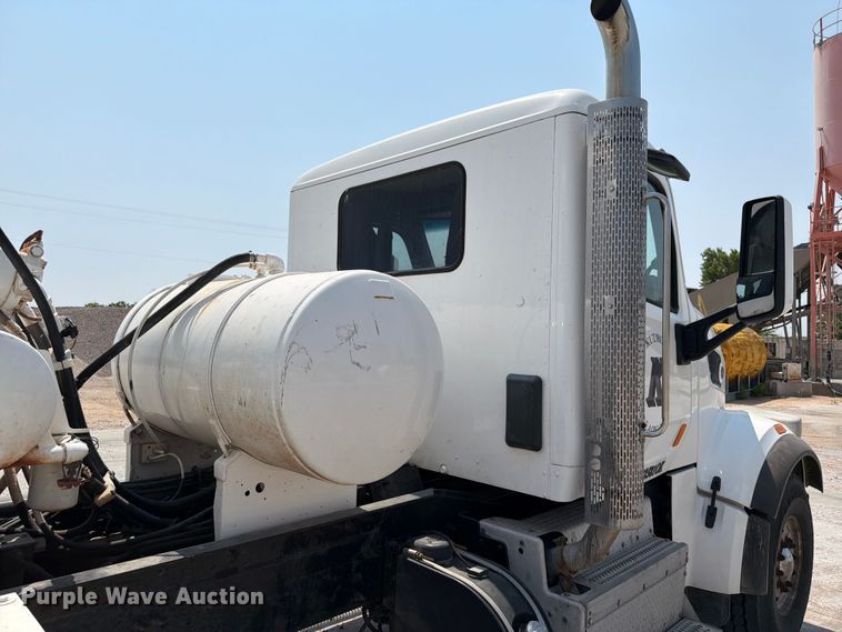 image for item EW8625 2017 Peterbilt 567 ready mix truck