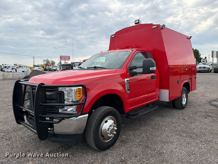 2017 Ford F350 Super Duty utility bed pickup truck