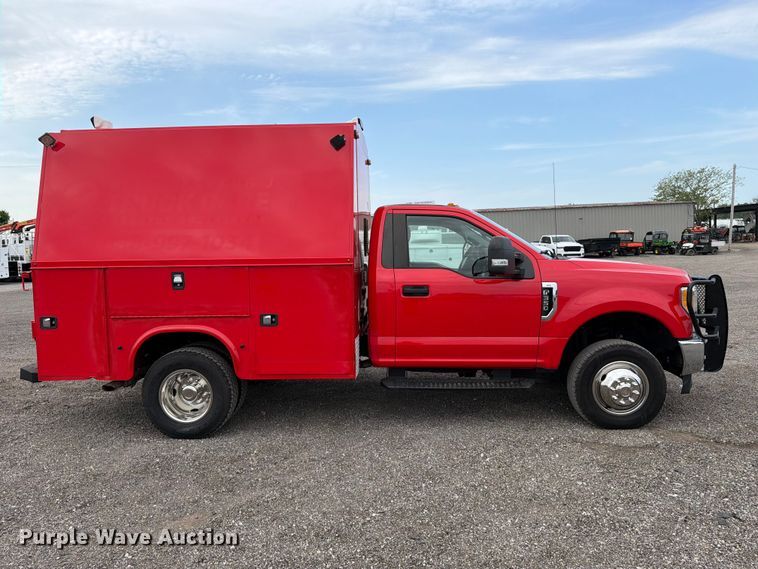 image for item FB4981 2017 Ford F350 Super Duty utility bed pickup truck
