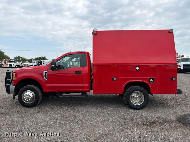 image for item FB4981 2017 Ford F350 Super Duty utility bed pickup truck