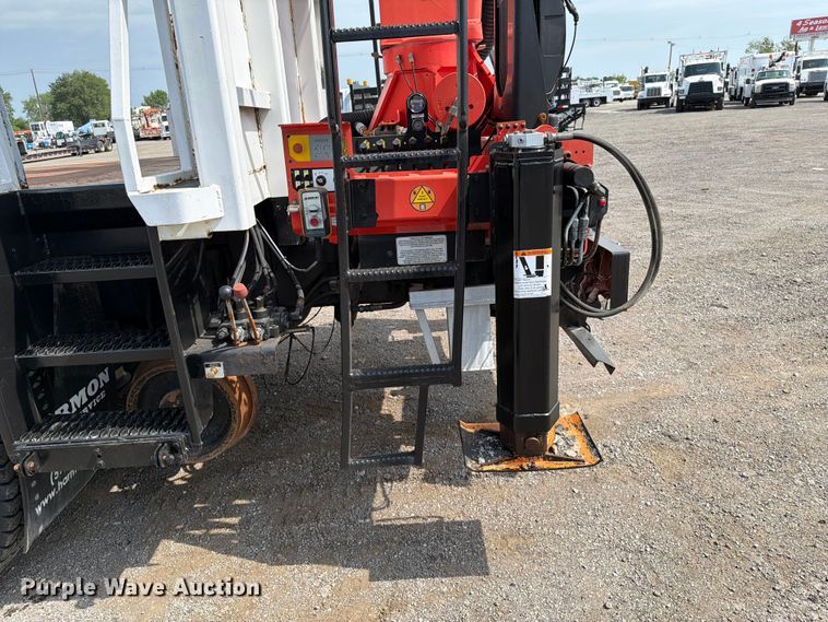 image for item FB4984 2014 Freightliner 114SD crane truck