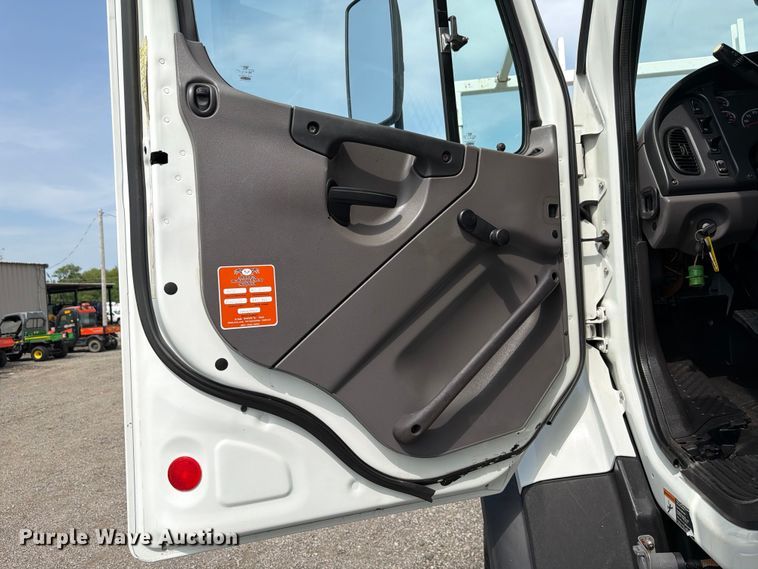 image for item FB4984 2014 Freightliner 114SD crane truck