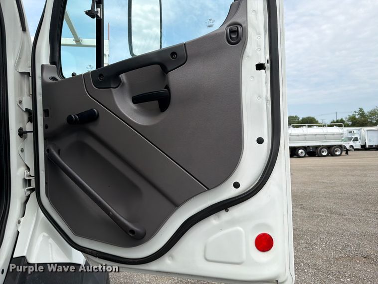 image for item FB4984 2014 Freightliner 114SD crane truck