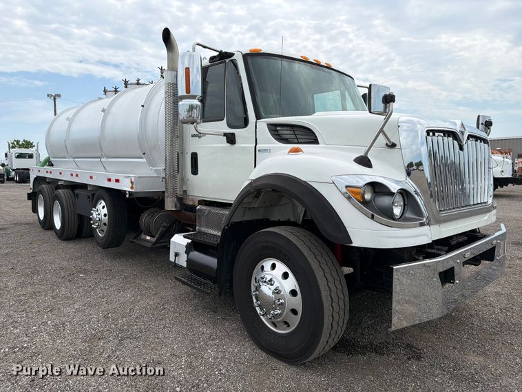 image for item FB4992 2011 International WorkStar 7600 vacuum truck