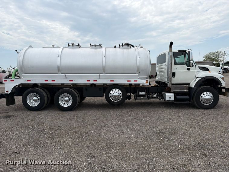 image for item FB4992 2011 International WorkStar 7600 vacuum truck