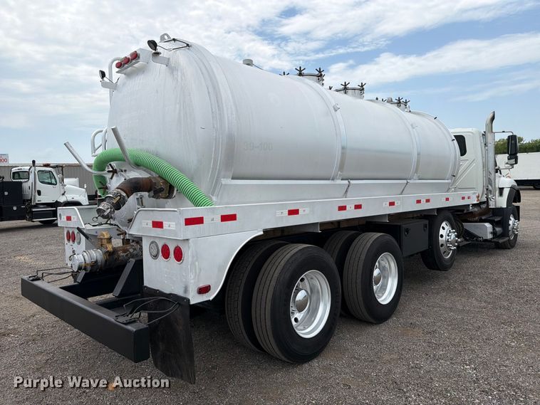 image for item FB4992 2011 International WorkStar 7600 vacuum truck