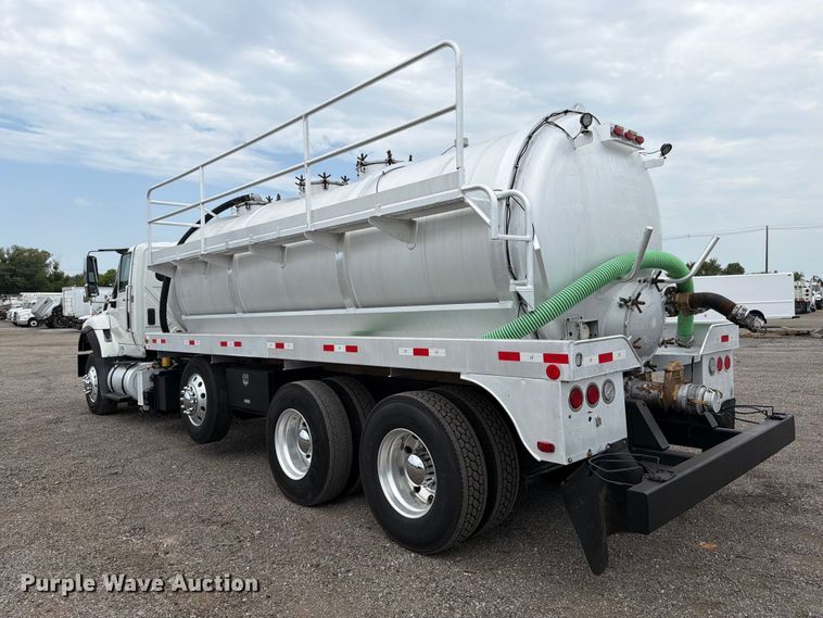 image for item FB4992 2011 International WorkStar 7600 vacuum truck