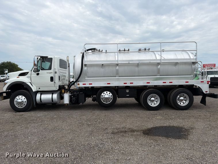 image for item FB4992 2011 International WorkStar 7600 vacuum truck
