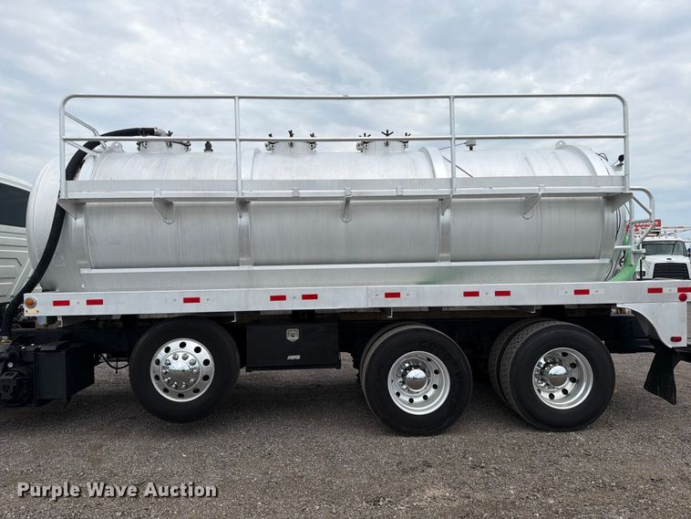 image for item FB4992 2011 International WorkStar 7600 vacuum truck