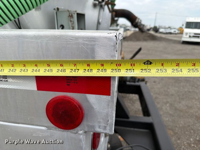 image for item FB4992 2011 International WorkStar 7600 vacuum truck