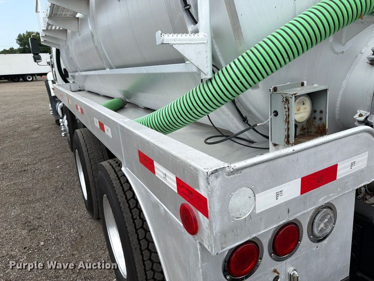 image for item FB4992 2011 International WorkStar 7600 vacuum truck