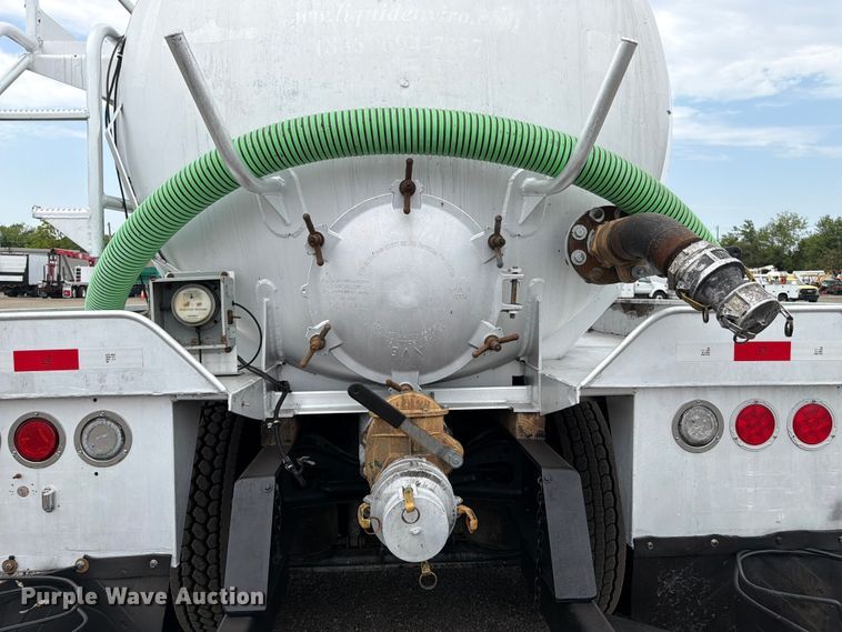 image for item FB4992 2011 International WorkStar 7600 vacuum truck
