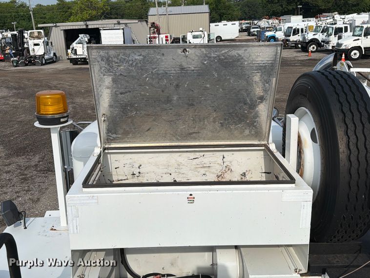 image for item FB4997 2014 Peterbilt 337 utility / service truck