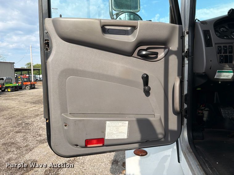 image for item FB4997 2014 Peterbilt 337 utility / service truck