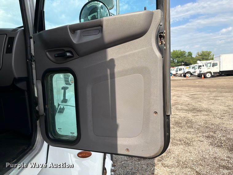 image for item FB4997 2014 Peterbilt 337 utility / service truck