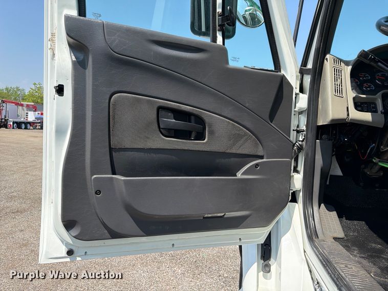 image for item FB4999 2016 International TranStar 8600 toter truck