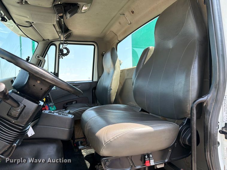 image for item FB4999 2016 International TranStar 8600 toter truck
