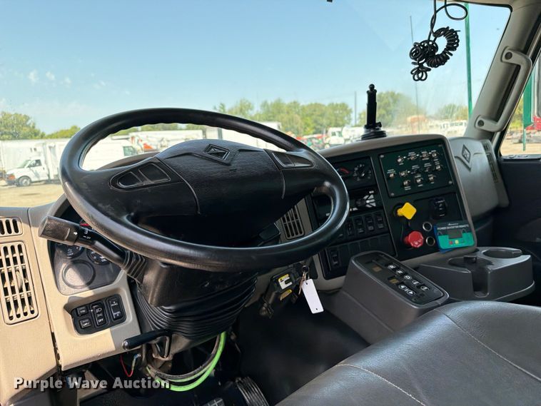 image for item FB4999 2016 International TranStar 8600 toter truck