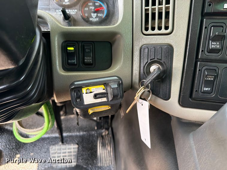 image for item FB4999 2016 International TranStar 8600 toter truck