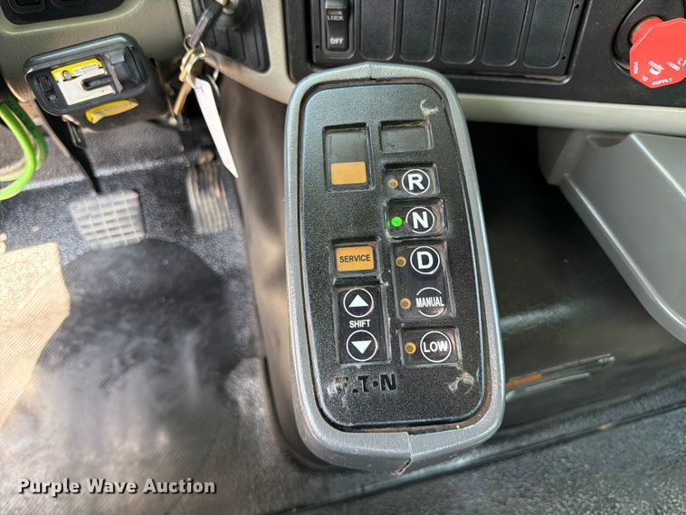 image for item FB4999 2016 International TranStar 8600 toter truck