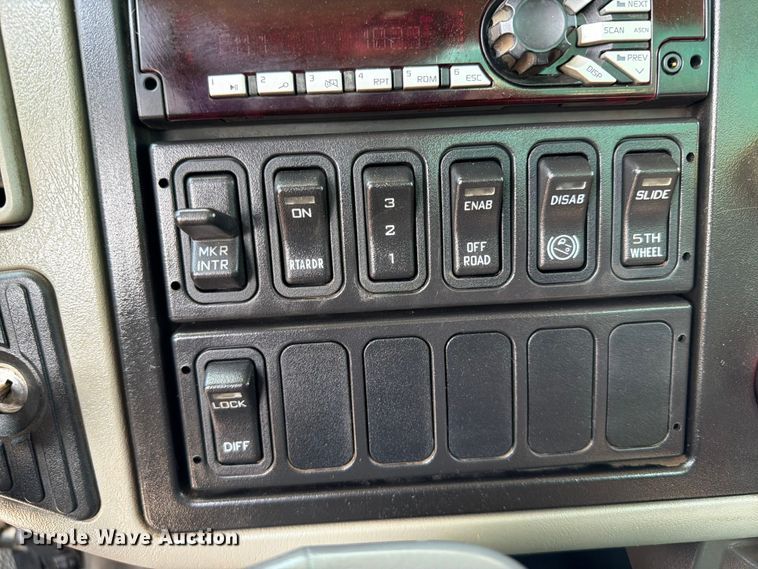 image for item FB4999 2016 International TranStar 8600 toter truck