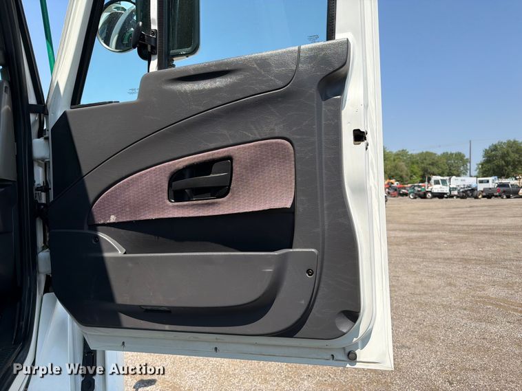 image for item FB4999 2016 International TranStar 8600 toter truck