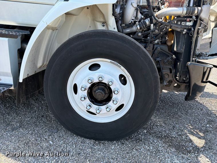 image for item FB4999 2016 International TranStar 8600 toter truck