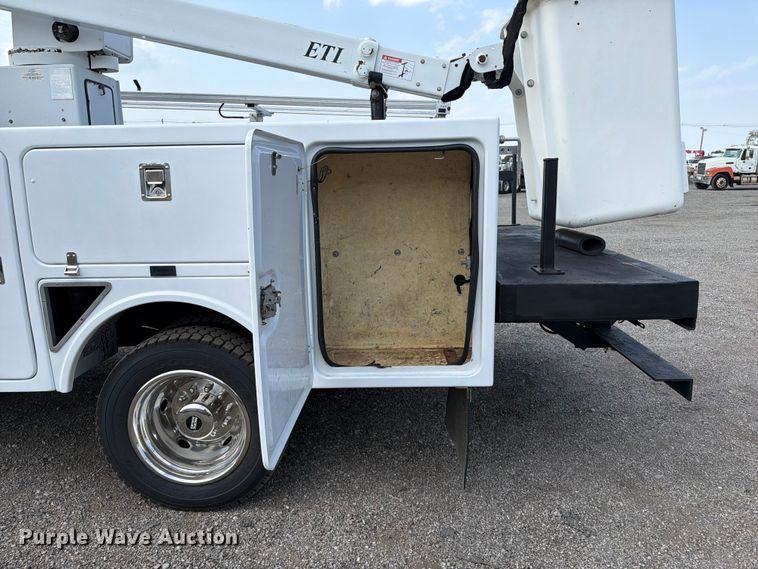 image for item FB5014 2011 Ford F450 Super Duty bucket truck