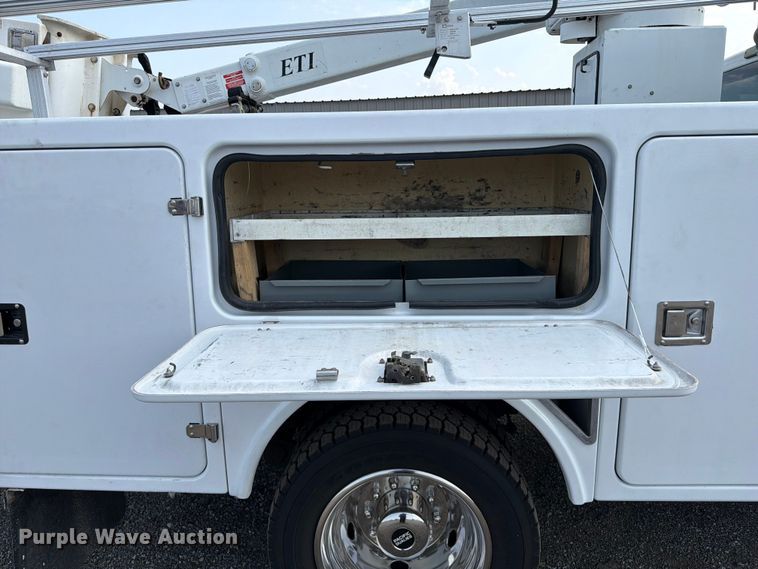 image for item FB5014 2011 Ford F450 Super Duty bucket truck